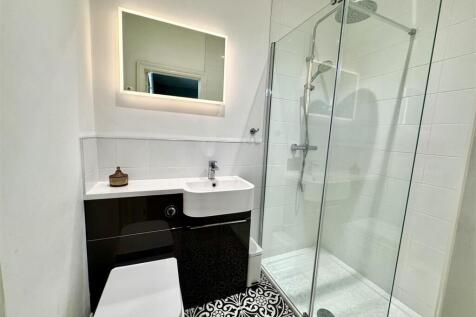 EN-SUITE SHOWER ROOM