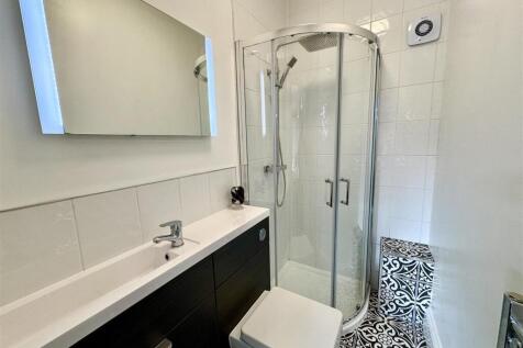 EN-SUITE SHOWER ROOM