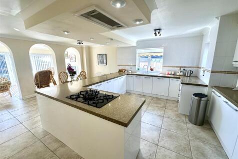 KITCHEN/FAMILY/DINING ROOM