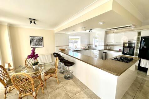 KITCHEN/FAMILY/DINING ROOM