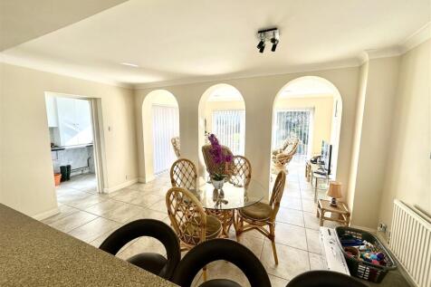 KITCHEN/FAMILY/DINING ROOM