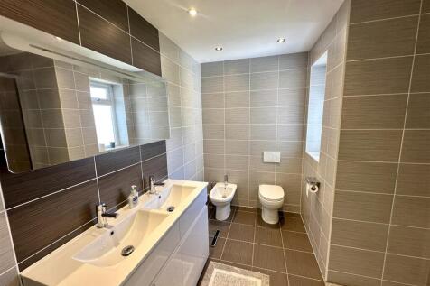 EN-SUITE SHOWER ROOM