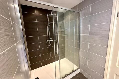 EN-SUITE SHOWER ROOM