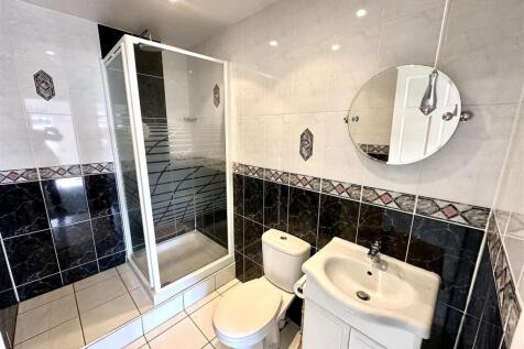 EN-SUITE SHOWER ROOM