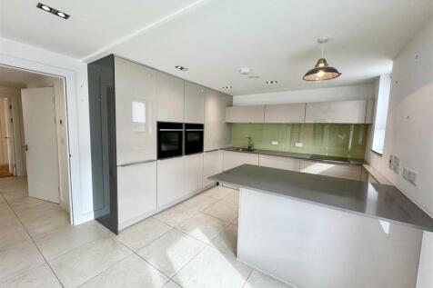 KITCHEN/FAMILY LIVING ROOM