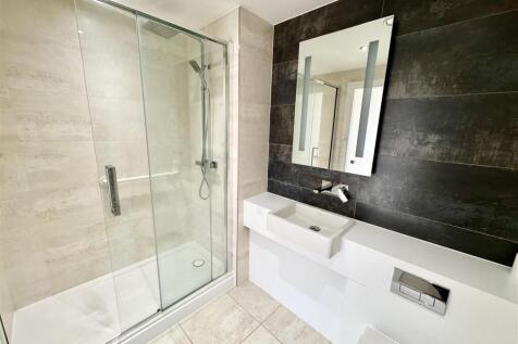 EN-SUITE SHOWER ROOM