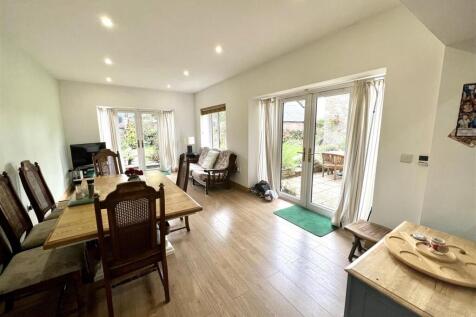 FAMILY/DINING ROOM