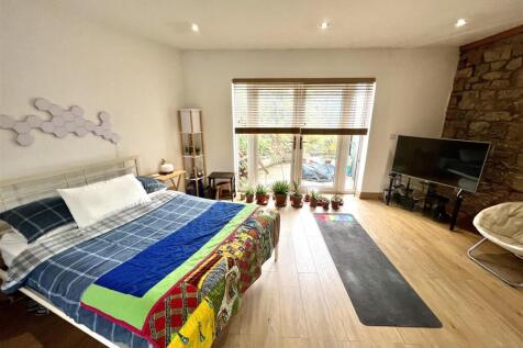 GROUND FLOOR BEDROOM SUITE