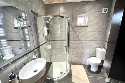 EN-SUITE SHOWER ROOM