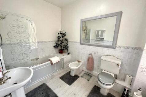 EN-SUITE BATHROOM