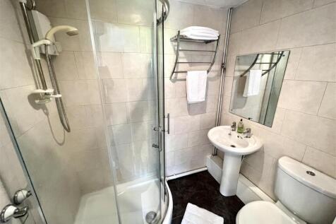 EN-SUITE SHOWER ROOM