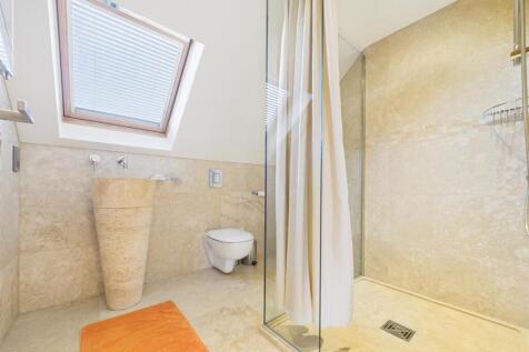 EN-SUITE SHOWER ROOM