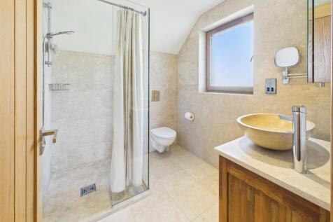 EN-SUITE SHOWER ROOM