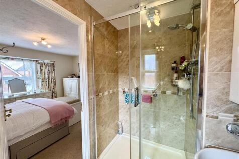 EN-SUITE SHOWER ROOM