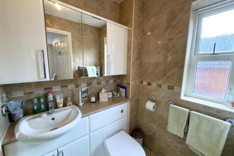 EN-SUITE SHOWER ROOM