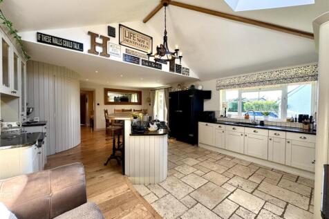 OPEN/PLAN KITCHEN/DINING/FAMILY ROOM