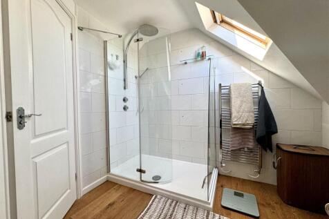 EN-SUITE SHOWER ROOM