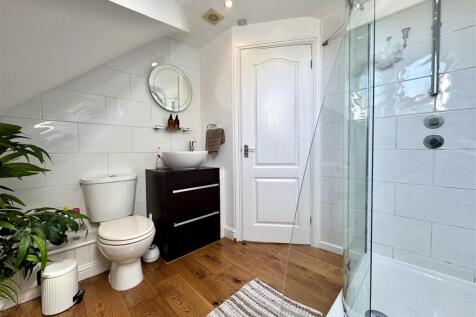 EN-SUITE SHOWER ROOM