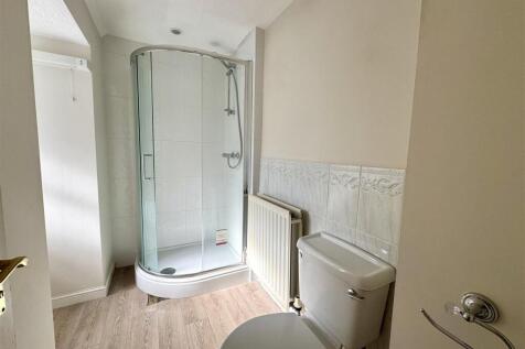 EN-SUITE SHOWER ROOM