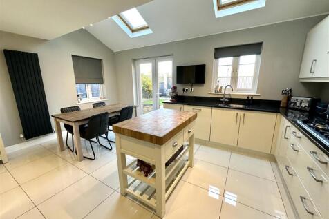 KITCHEN/BREAKFAST ROOM