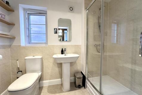 EN-SUITE SHOWER ROOM