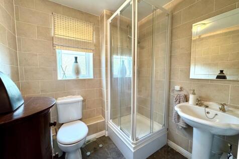 EN-SUITE SHOWER ROOM