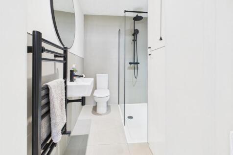 EN-SUITE SHOWER ROOM
