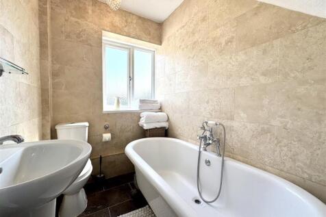 GROUND FLOOR BATHROOM
