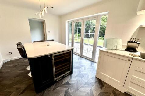 KICTHEN/FAMILY ROOM