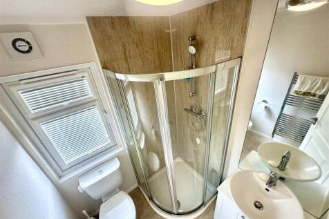 EN-SUITE SHOWER ROOM