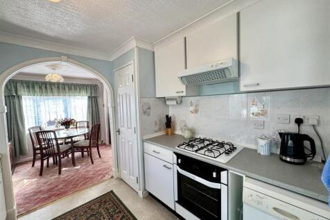 Kitchen 2.jpeg