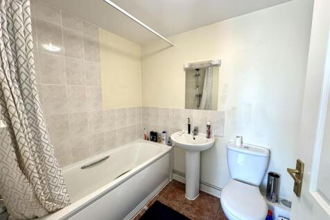 EN-SUITE BATHROOM