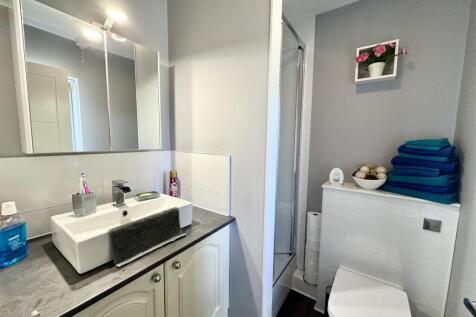 EN-SUITE SHOWER ROOM