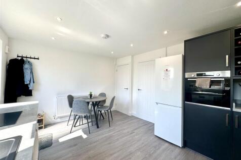 KITCHEN/DINNIG ROOM
