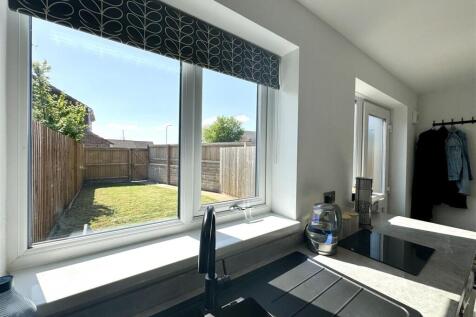 KITCHEN/DINNIG ROOM
