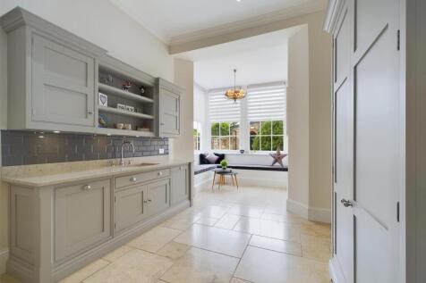 Kitchen 2.jpg