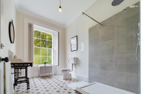 Principal en-suite.jpg