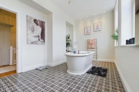 Main Bathroom.jpg