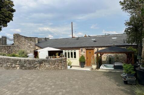 4 Little Hervells Court