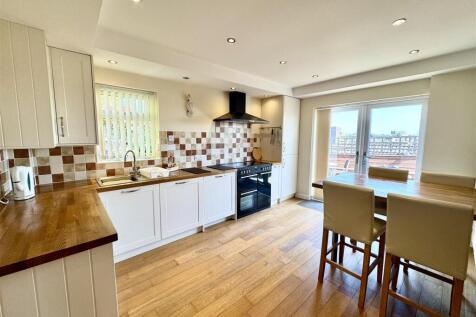 KITCHEN/BREAKFAST ROOM