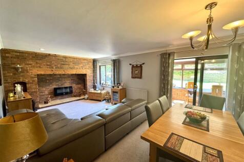 LIVING/DINING ROOM