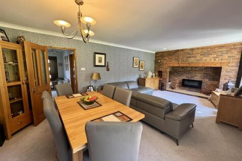 LIVING/DINING ROOM