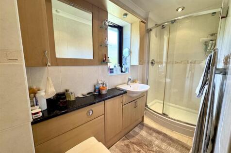 EN-SUITE SHOWER ROOM