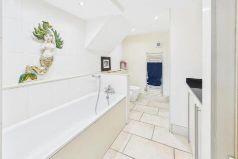 PRINCIPAL BATHROOM