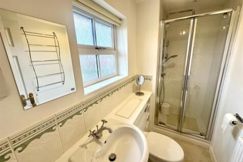 EN-SUITE SHOWER ROOM