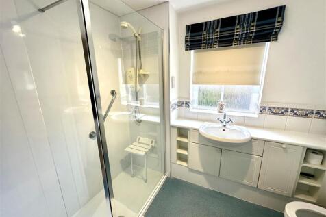 FAMILY SHOWER ROOM