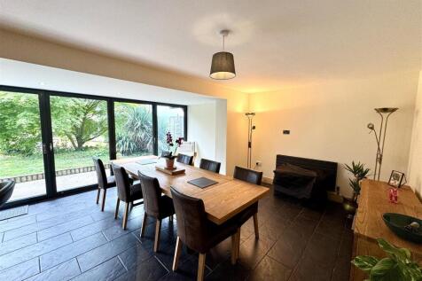 FAMILY/DINING AREA