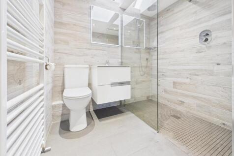 EN-SUITE SHOWER ROOM