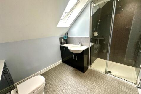 EN-SUITE SHOWER ROOM