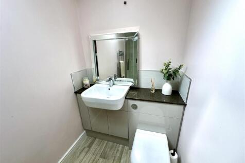 EN-SUITE SHOWER ROOM
